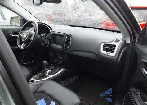 2018 Jeep Compass Latitude 4X4 z USA, uszkodzony, nr VIN 3C4NJDBB0JT185244